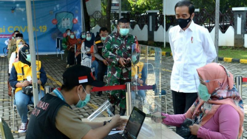 Jokowi tinjau vaksinasi massal pelaku sektor jasa keuangan