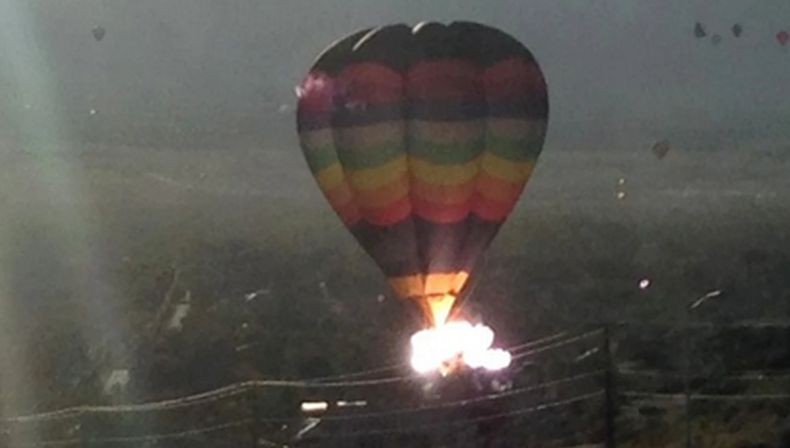 Balon udara tersangkut kabel listrik, 5 tewas