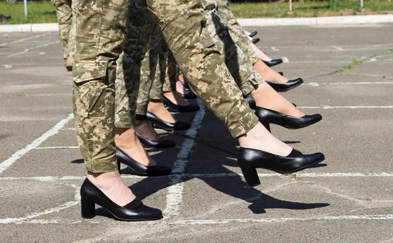 Tentara wanita berbaris pakai high heels, Kementerian Pertahanan Ukraina diprotes 