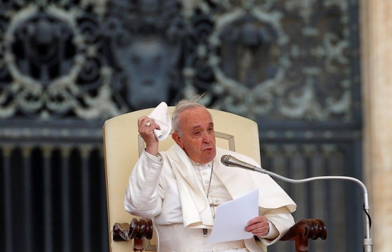 Usai operasi, Paus Fransiskus tampil pertama kalinya di publik