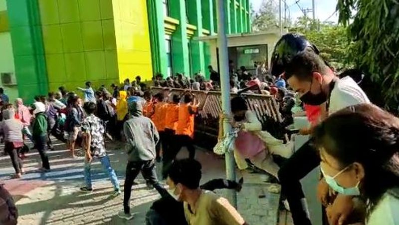 Rebutan vaksin, warga Kupang NTT robohkan pagar pembatas kampus