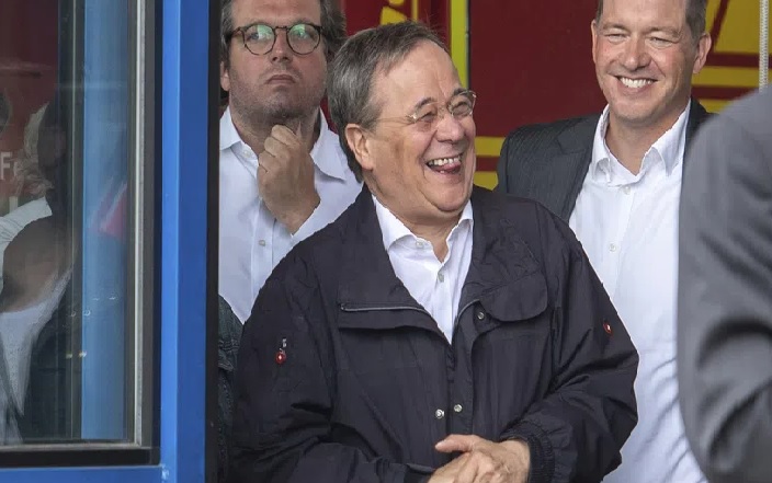 Calon kuat perdana menteri Jerman dikecam tertawa di hadapan korban banjir 