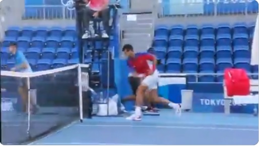 Frustrasi, Djokovic lempar raket ke tribun, syukurlah tidak ada penontonnya