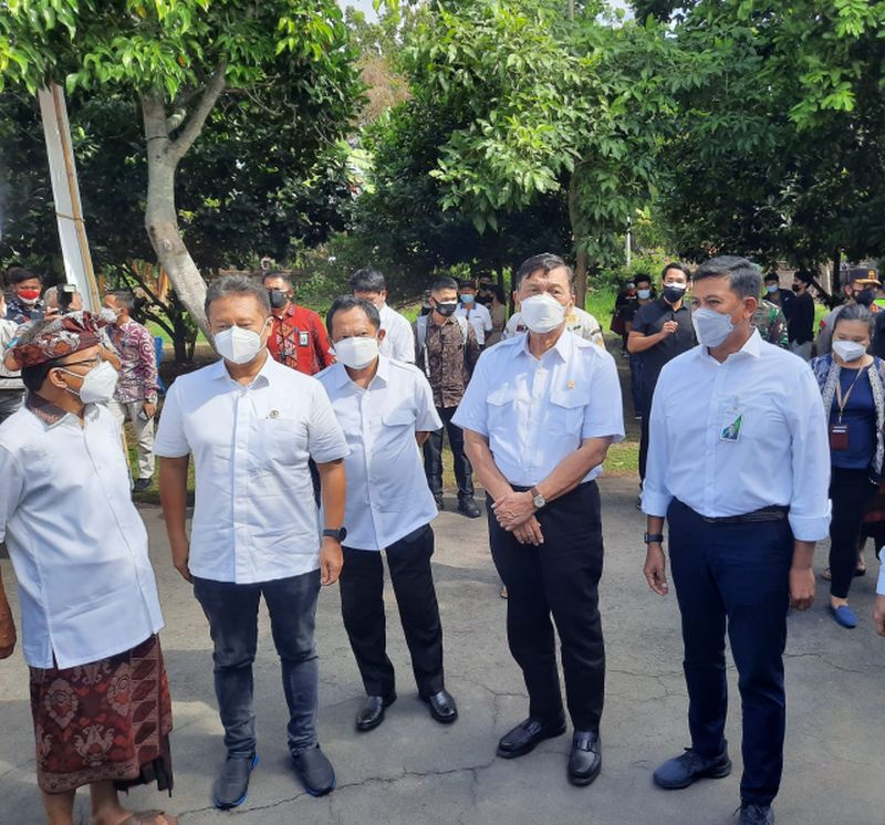 Luhut pastikan kelancaran vaksinasi BPJamsostek di Bali