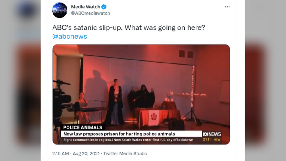 Di tengah siaran berita,  TV Australia tiba-tiba menayangkan 'ritual pemujaan setan'