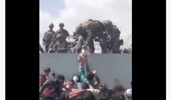 Marinir AS jelaskan video viral bayi yang diangkat tentara lewat kawat berduri 