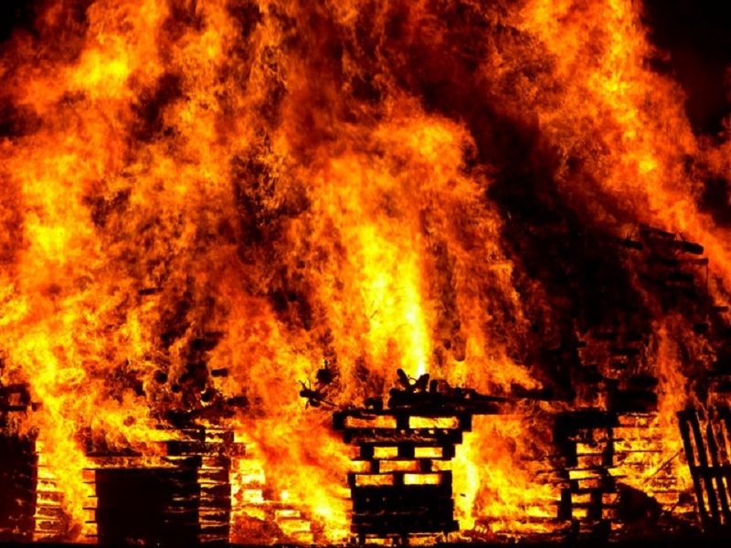 Baliho PON Papua berujung amuk massa, kantor polsek-ruko terbakar
