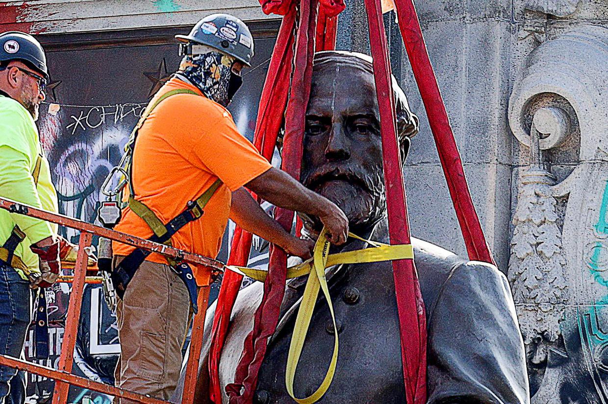 Sorakan iringi pemindahan patung 'simbol rasisme' Robert E Lee