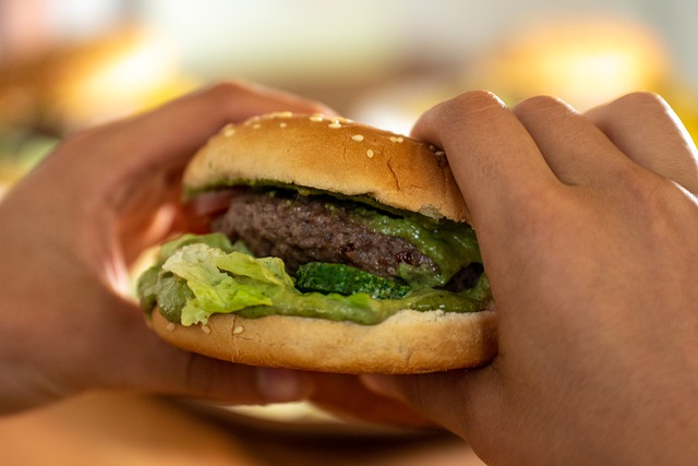 Bagaimana ceritanya, wanita nyaris santap jari manusia di burgernya 