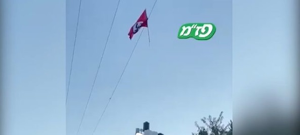 Tentara Israel menembak jatuh bendera Nazi yang dikibarkan di Tepi Barat