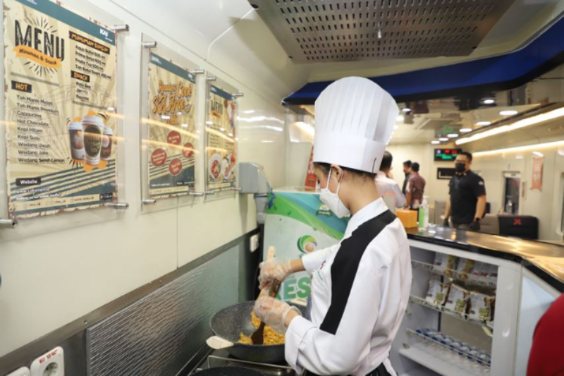 KAI hadirkan layanan live cooking, memasak di atas kereta