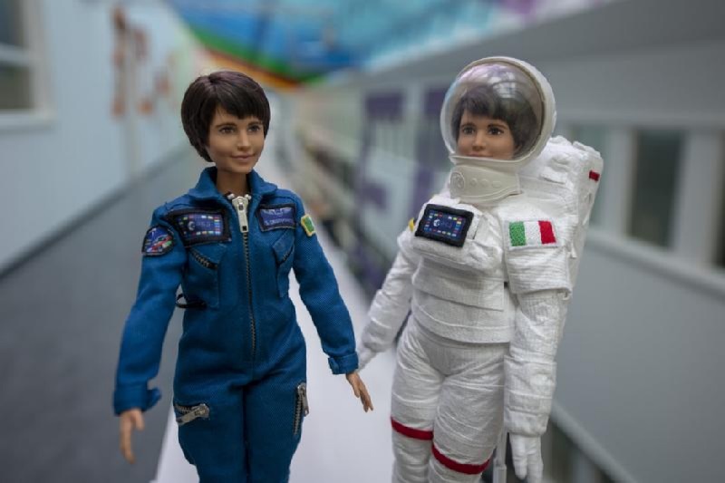 Barbie astronaut lepas landas dalam penerbangan gravitasi nol