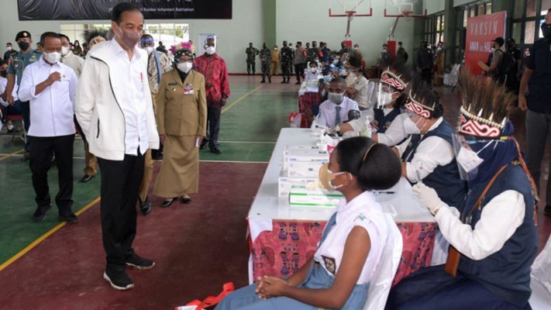 Jelang libur Nataru, Jokowi minta pembantunya antisipasi lonjakan kasus Covid-19
