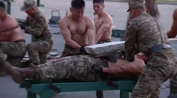 Tentara Korea Utara adakan pertunjukan seni bela diri yang brutal