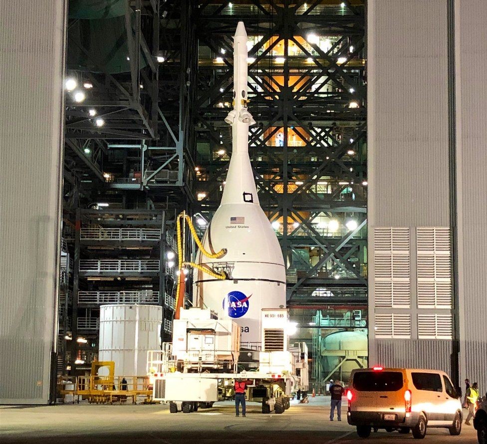 NASA rakit roket yang dilengkapi dengan pesawat ruang angkasa untuk ke bulan awal 2022