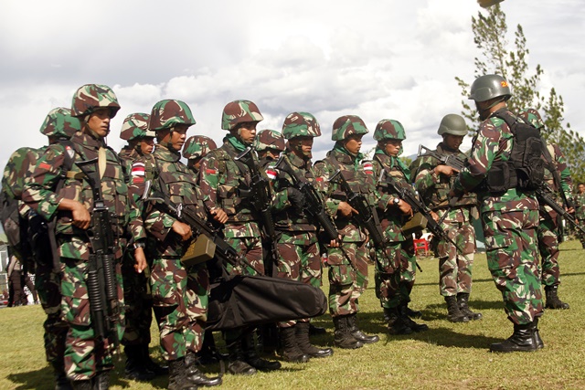 Kontak tembak TNI-Polri vs KKB, seorang anggota tertembak