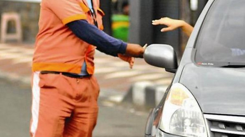 Keluhan warga soal juru parkir Indomaret: Tarif hingga pelecehan seksual