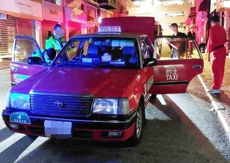 Menyamar sebagai 'pengawal Squid Game', polisi tangkap taksi nakal