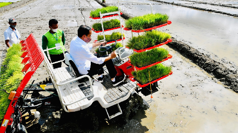 Jokowi pakai alsintan inovasi Balitbangtan saat tanam padi di Trenggalek, apa keunggulannya?