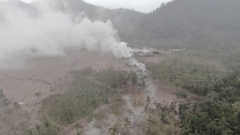 Warga terdampak erupsi Gunung Semeru disarankan pakai masker N95