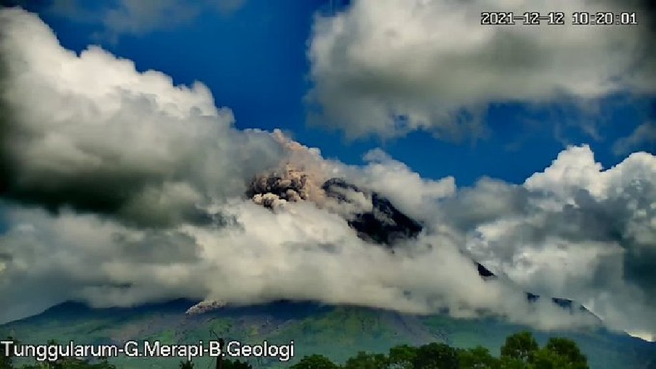 Gunung Merapi kembali meluncurkan guguran awan panas, BPPTKG: Waspadai bahaya lahar