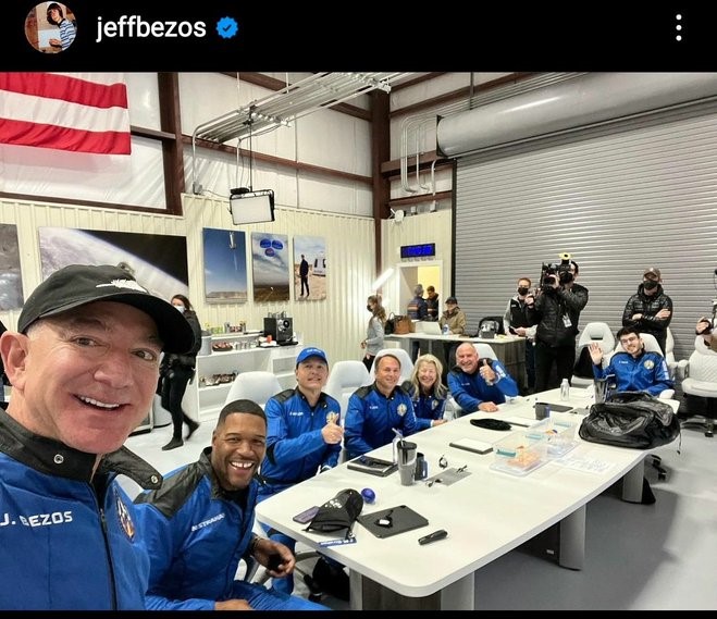 Jeff Bezos diserbu netizen karena 'terlihat ceria' di tengah duka bencana tornado