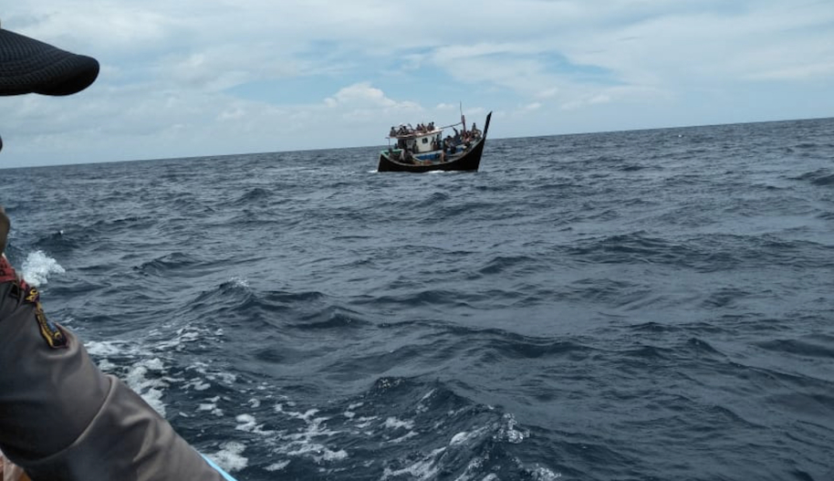 TNI AL bantah menelantarkan imigran Rohingya di laut Aceh