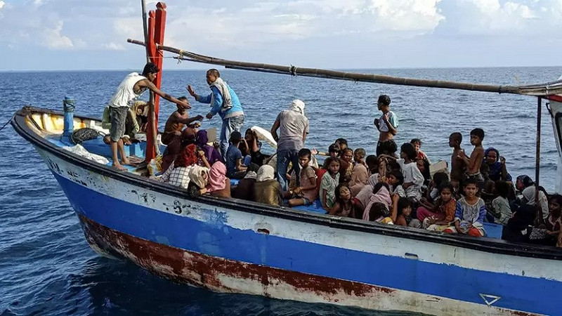 TNI kerahkan KRI Parang-647 tarik kapal pengangkut Rohingya