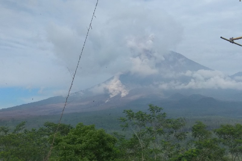 Gunung Semeru kembali luncurkan awan panas guguran hingga 5.000 meter