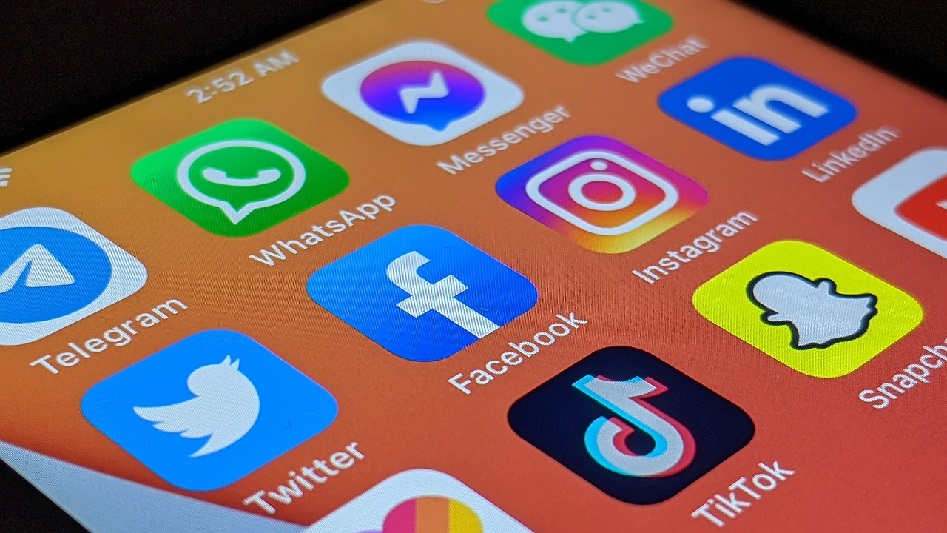 Whatsapp dan Facebook jadi sosmed yang paling banyak dimiliki orang Indonesia
