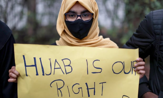 Muslim berjilbab diusir dari kelas, siswa India demo blokir jalan