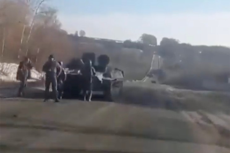 Sopir truk Ukraina olok-olok  tentara Rusia dengan tank yang kehabisan BBM