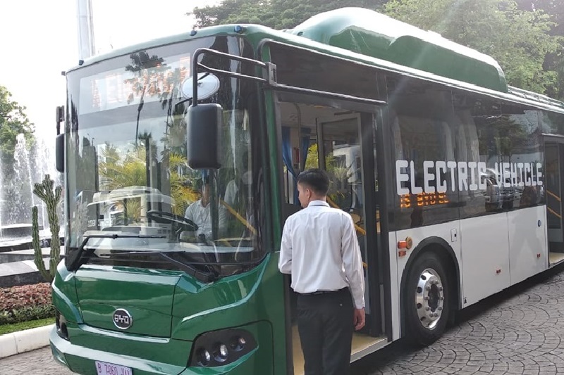 Bus listrik Bakrie resmi mengaspal di Jakarta, melaju tanpa suara!