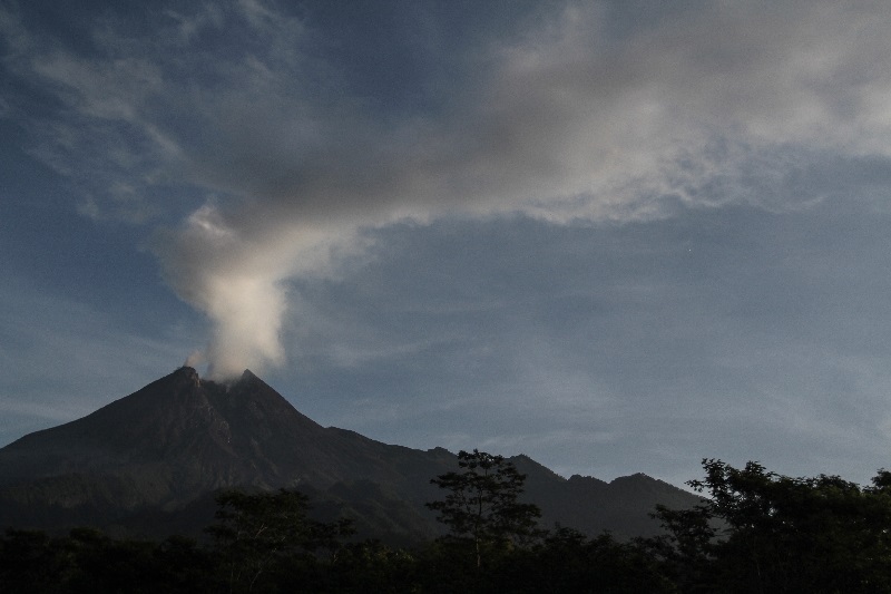 Gunung Merapi luncurkan awan panas, status siaga tidak naik