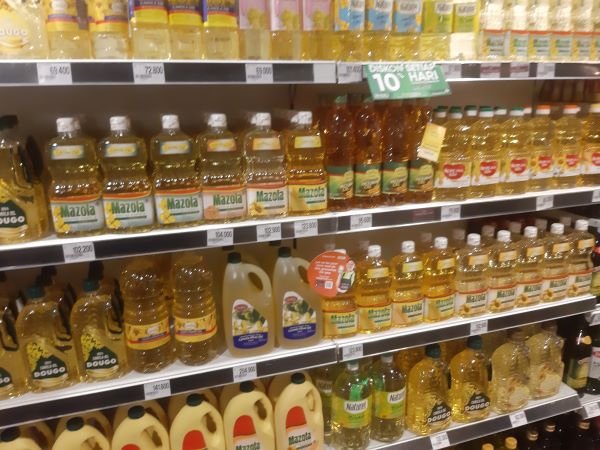 Pembeli bingung yang berjajar di rak supermarket minyak goreng 'enggak jelas'