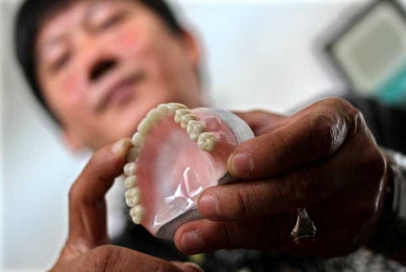 Eksistensi tukang gigi dan cerita korban layanan 'ilegal' mereka
