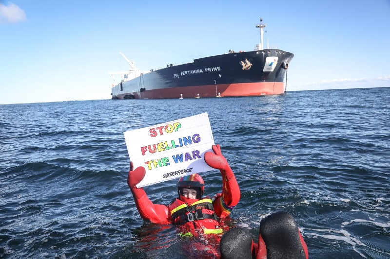 Kapal milik Pertamina dicegat aktivis Greenspeace di Denmark