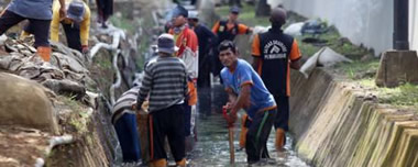 Antisipasi Banjir, Dinas PU Kota Makassar kerahkan 465 orang keruk drainase 