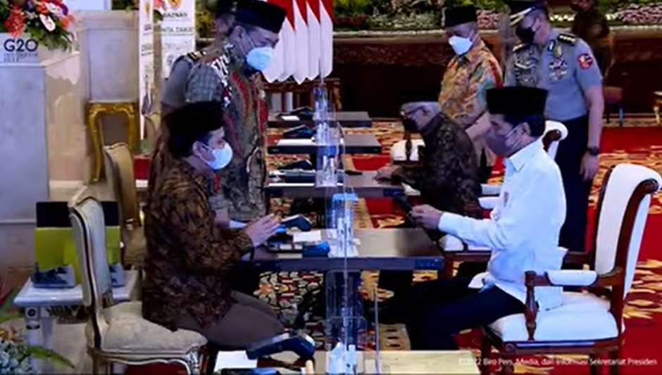 Presiden Jokowi, Wapres Ma'ruf Amin, dan menteri menyerahkan zakat