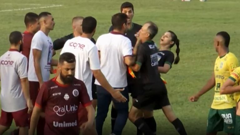 Ricuh di lapangan sepakbola, pelatih menanduk wajah asisten wasit perempuan