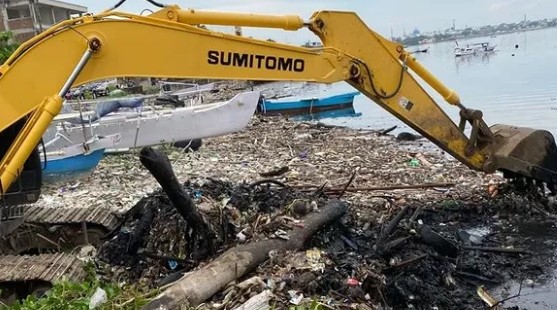 Hindari penumpukan, DLH Kota Parepare keruk sampah di Tanggul Cempae