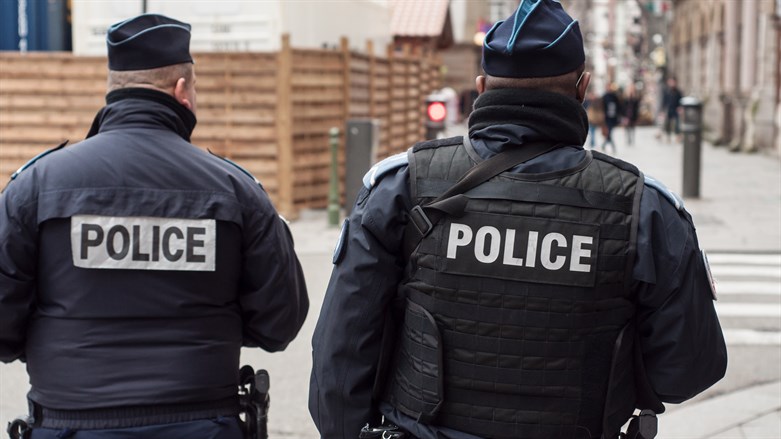 Di tengah suasana pemilihan presiden Prancis, polisi tembak mati 2 orang di Paris