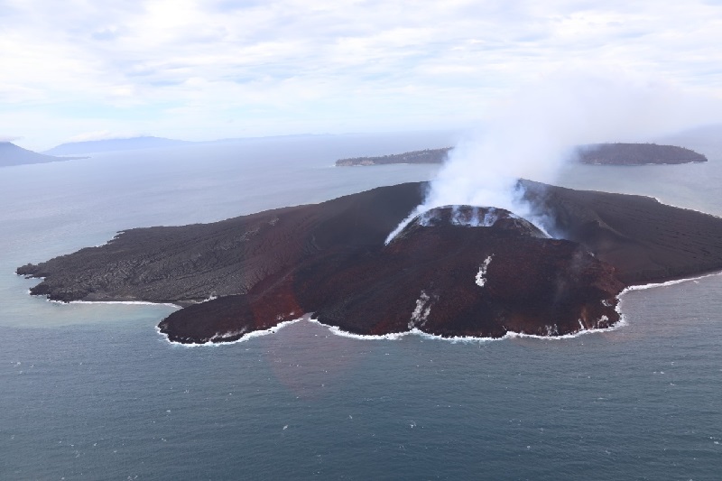 Gunung Anak Krakatau siaga, Menko PMK pastikan masih aman dilintasi pemudik