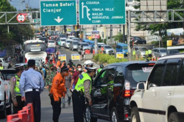 Pembatasan kendaraan besar di jalur alternatif Puncak Bogor mulai diuji coba