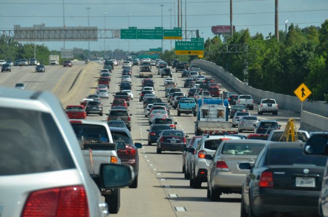 Puluhan ribu kendaraan masih meramaikan arus mudik