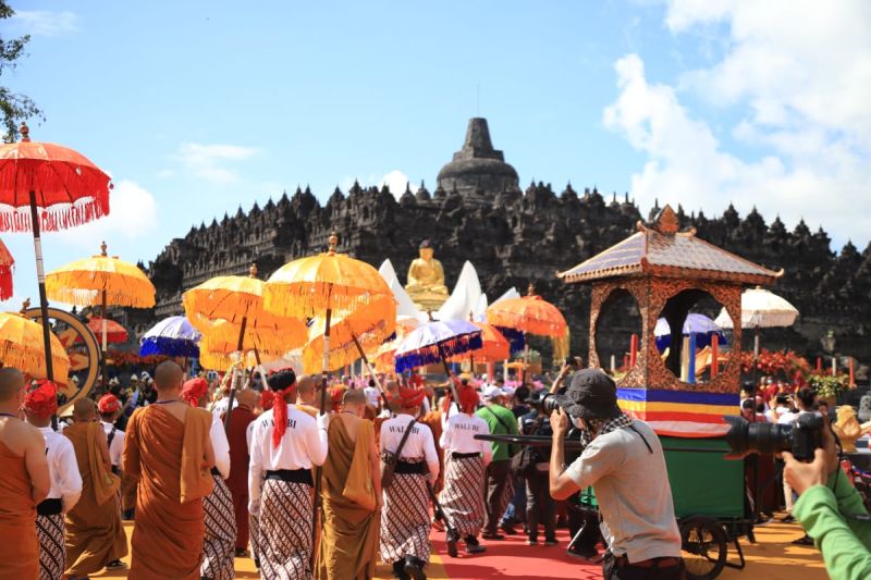 Waisak, ribuan umat Buddha bergerak menuju Borobudur