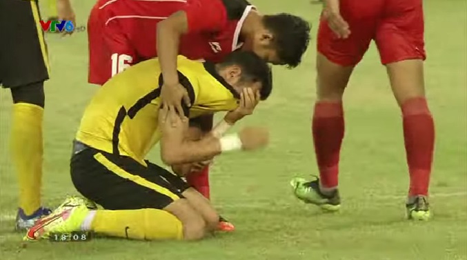 Para pemain Malaysia menangis setelah dikalahkan Indonesia 
