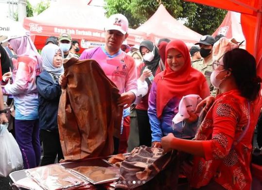Wali Kota Bandar Lampung pamerkan UMKM ke peserta APEKSI dengan gowes santai