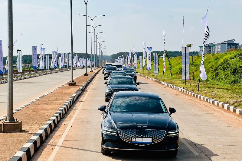 Menjajal mobil listrik, Presiden Jokowi: Halus, enggak ada suaranya