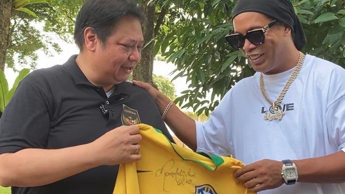 Bertemu Ketum Golkar, Ronaldinho bawa hadiah jersey kuning 